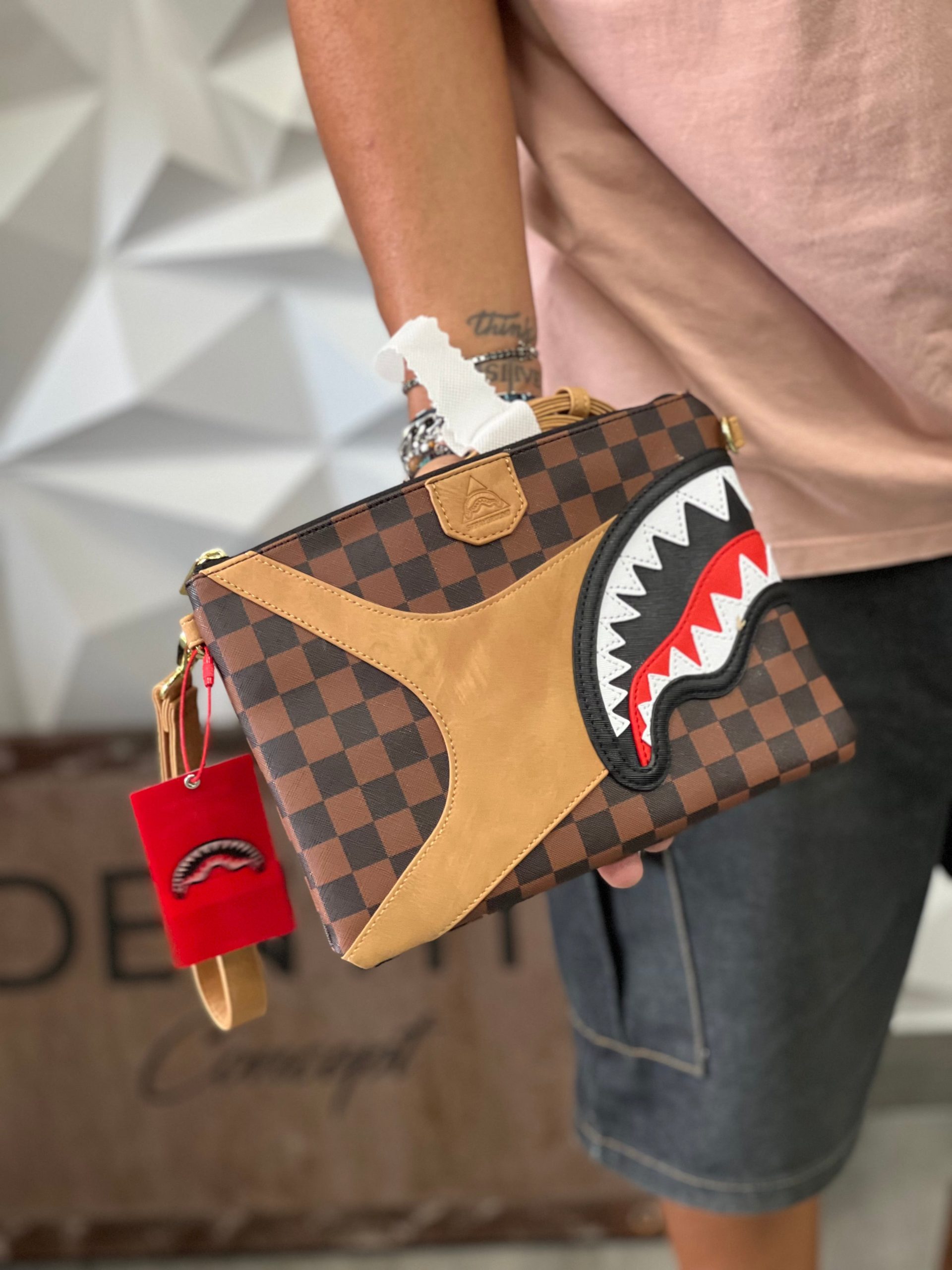 pochette-uomo-sprayground-050kof-1.jpg pochette uomo sprayground - immagine 1